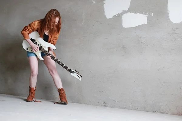 Chica con guitarra eléctrica rock — Foto de Stock