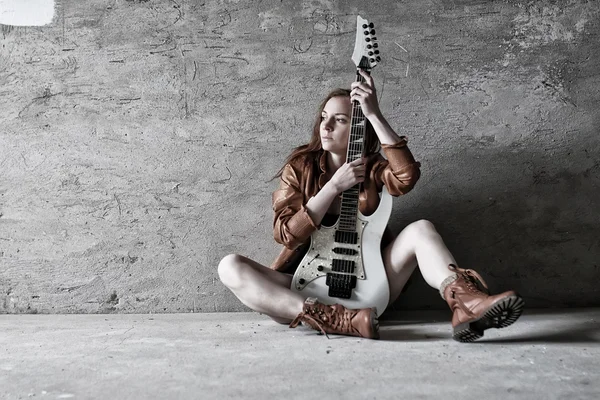 Grunge girl with electric guitar rock — Stock Photo, Image
