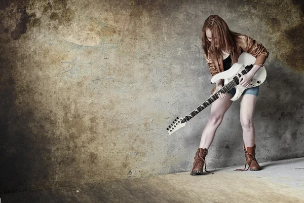 Guitarra elétrica menina jogar — Fotografia de Stock