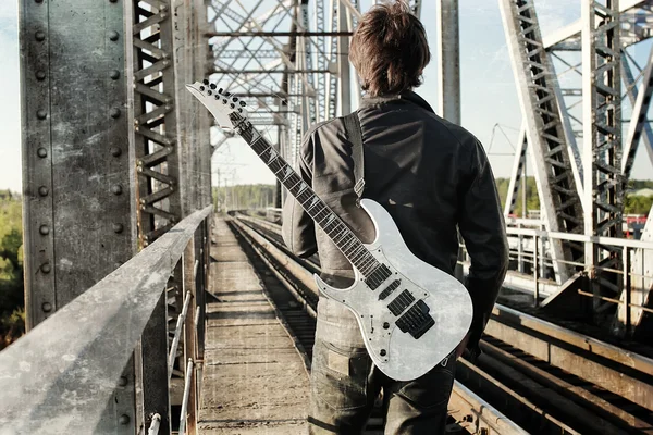 Efeito de arranhão em homens de foto com guitarra em uma estrada de ferro — Fotografia de Stock