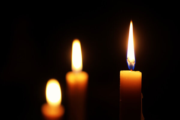 пламя свечи, изолированное на черном
