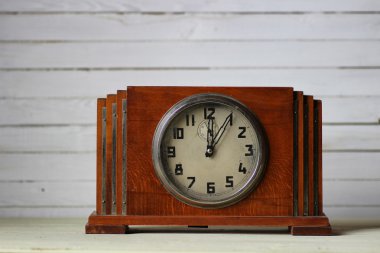 old wooden clock clipart