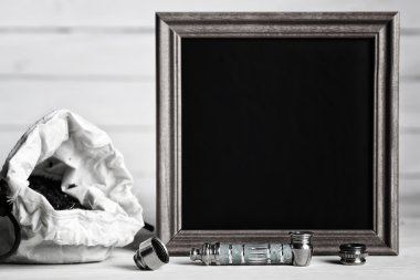 ahşap arka plan üzerinde marihuana boru