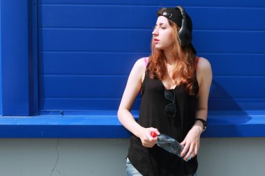 hippi kız mavi duvar