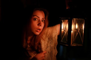 kadın mum lamba karanlık gece