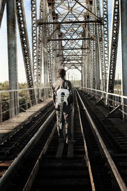 gitar bir demiryolu ile fotoğraf erkekler üzerinde karalama etkisi