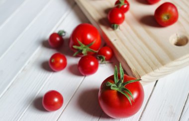 ahşap arka plan üstünde taze domates hasat