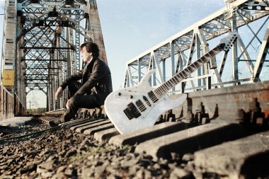 gitar bir demiryolu ile fotoğraf erkekler üzerinde karalama etkisi