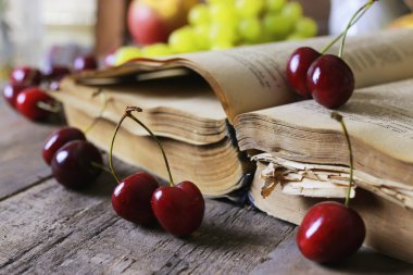 Retro kitap ve kiraz meyve