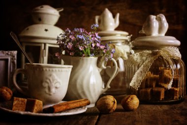 Retro çay seti ahşap arka plan üzerinde