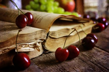 ahşap arka plan ve kiraz berry Retro kitap