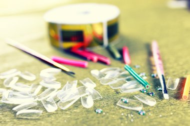 yanlış tonda manikür çivi