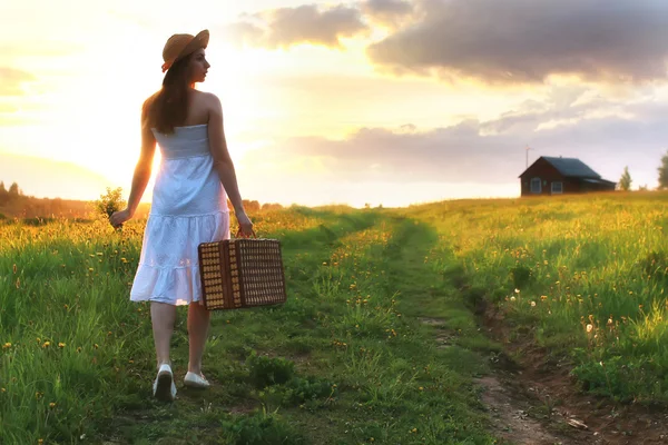 Ragazza al campo tramonto — Foto Stock