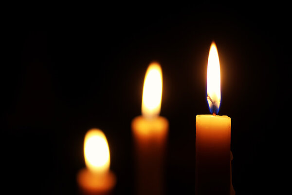 пламя свечи, изолированное на черном
