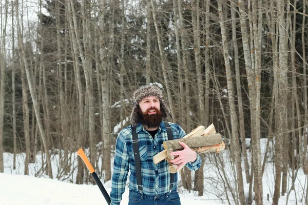 Mannen i vinter med yxa — Stockfoto