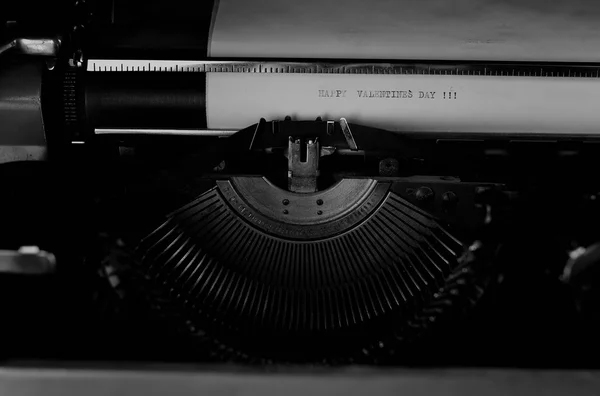Svart och vit retro skrivmaskin brev — Stockfoto