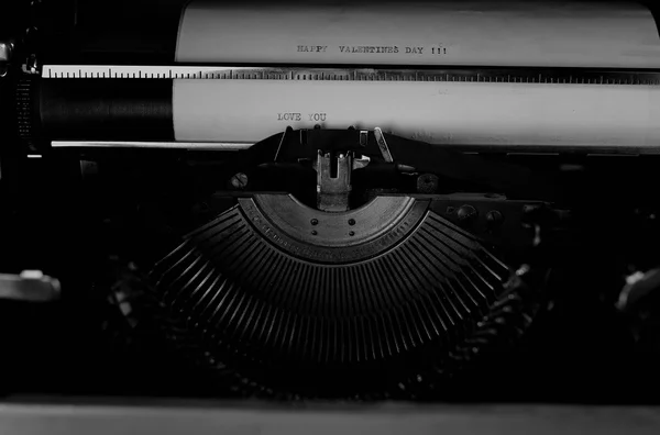 Carta retro máquina de escrever preto e branco — Fotografia de Stock