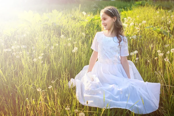 Fille en robe blanche coup dundelion — Photo