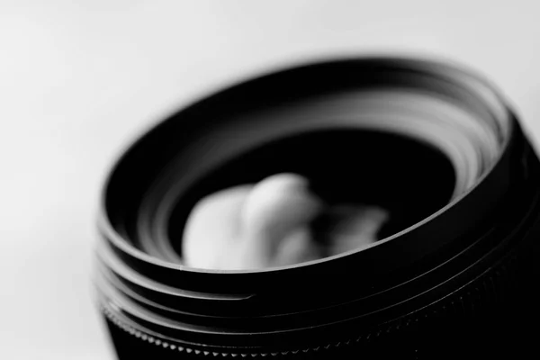 Lins speglar svartvit foto — Stockfoto