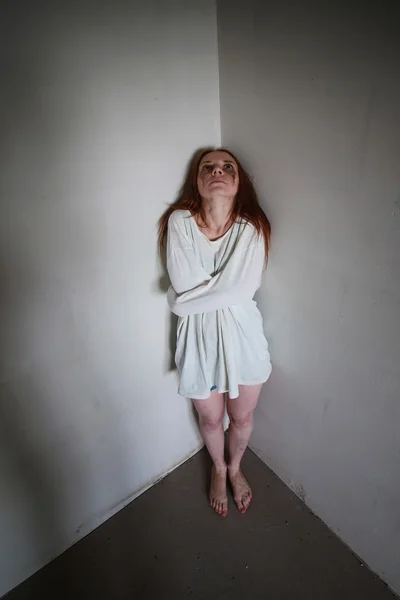 красивая девушка в психушке. психбольные красивые девушки. псих в смирительной рубашке. девушки в психиатрической клинике. девочка в психиатрической больнице.