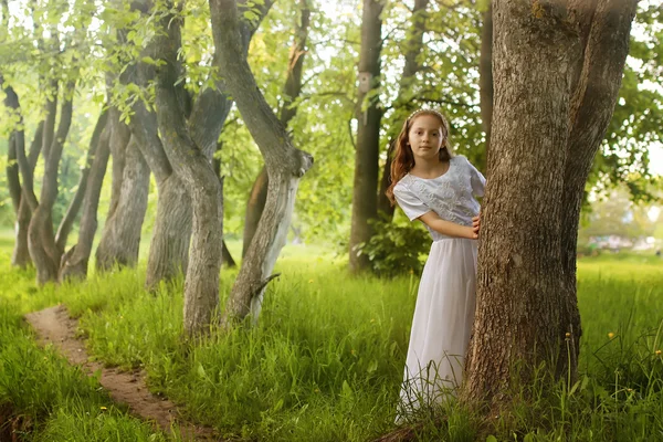 Дівчина в казковому парку з деревом навесні — стокове фото