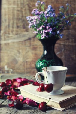 Vintage kompozisyon kiraz berry ahşap arka plan üzerinde