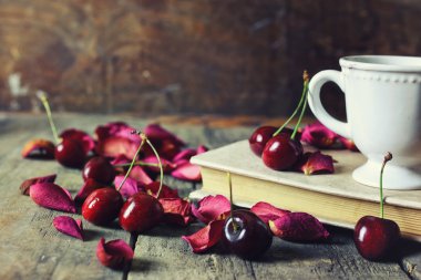 Vintage kompozisyon kiraz berry ahşap arka plan üzerinde