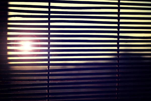 Le soleil brille à travers les stores — Photo