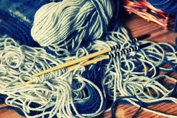 调色羊毛和针织针头 — 图库照片