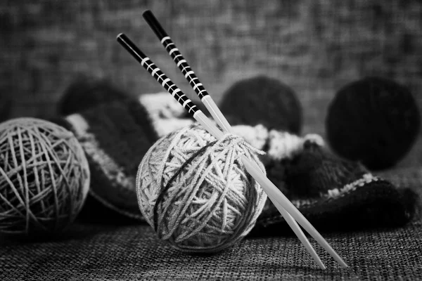 Hímzés gyapjú labdák és kötőtű — Stock Fotó