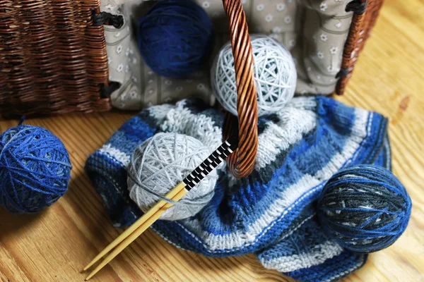 양모와 뜨개질 바늘 배경에서의 공 — 스톡 사진