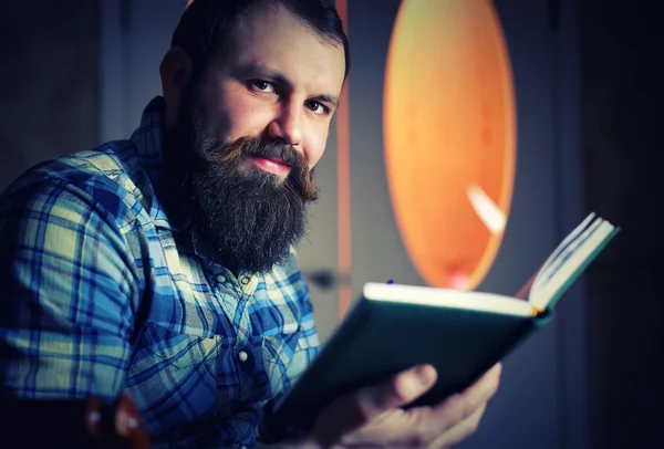 Чоловік бородатий заповнений щоденник — стокове фото