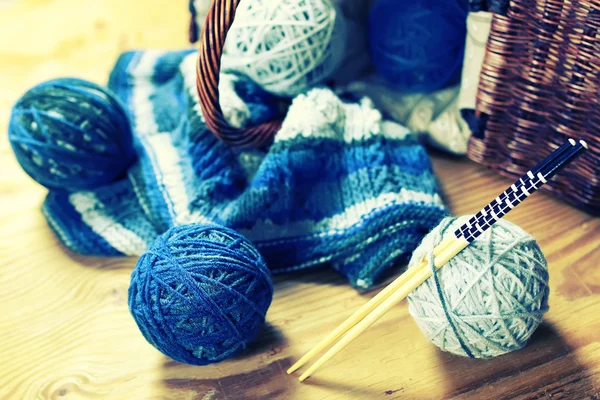 Boules de laine et aiguilles à tricoter — Photo