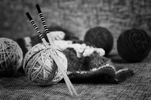 자 수 모직 공 및 뜨개질 바늘 — 스톡 사진