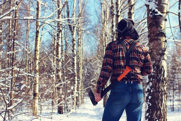 Soleil jour homme avec hache dans la forêt — Photo