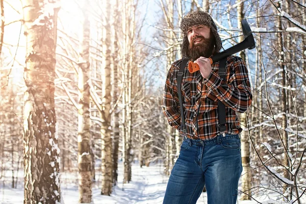 Abedul invierno bosque hombre con hacha —  Fotos de Stock