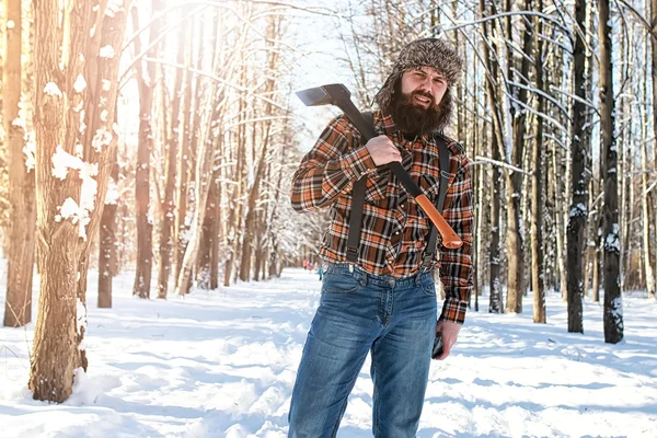 Bouleau hiver forêt homme avec hache — Photo