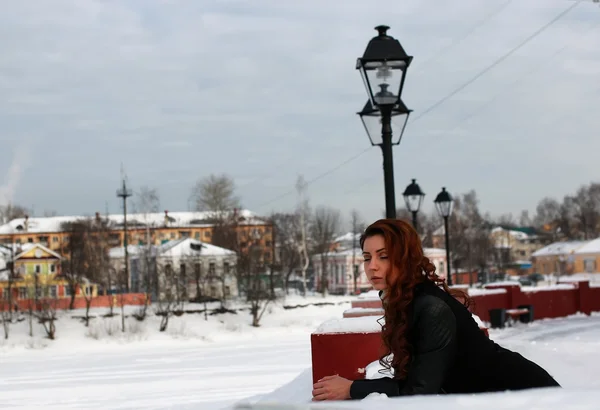Kvinna på gatubelysning snö — Stockfoto