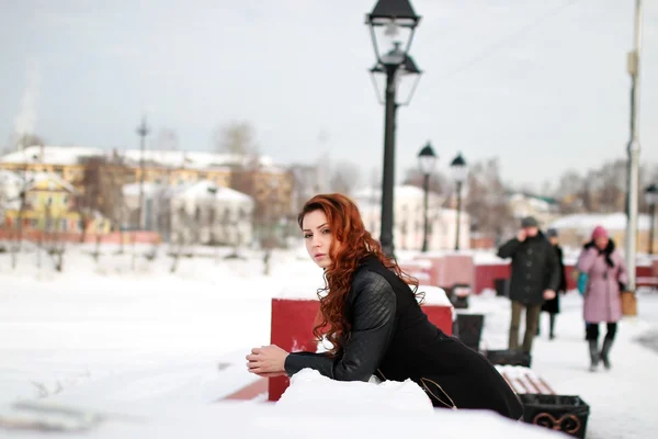 Kobieta na ulicy światła śniegu — Zdjęcie stockowe