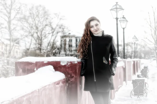 Vrouw op straat winter — Stockfoto