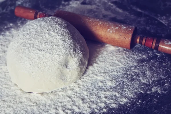 Knead flour toned dough — Stock Photo, Image