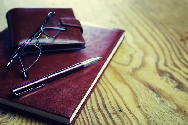 Business notebook okulary pióro — Zdjęcie stockowe