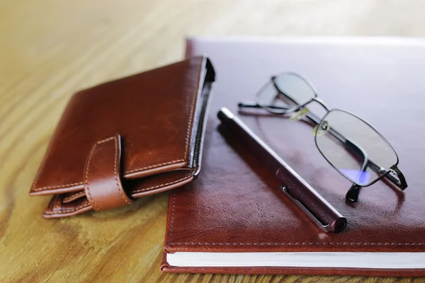 Caneta carteira de negócios óculos notebook — Fotografia de Stock
