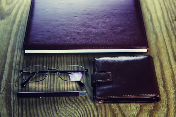 Business notebook okulary pióro — Zdjęcie stockowe