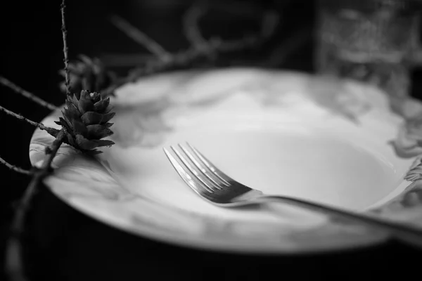 Tenedor en plato negro blanco —  Fotos de Stock