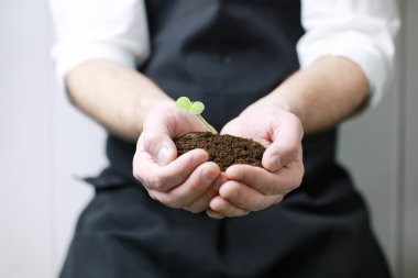 adam el avuç içi Filiz tutarak