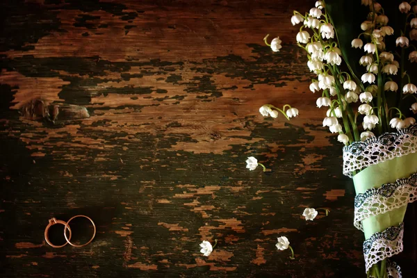 Foto Vintage bouquet da sposa di gigli della valle e anello — Foto Stock