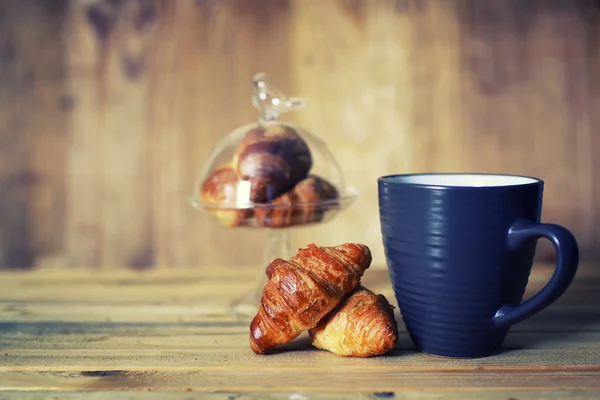 Taza de té croissant desayuno — Foto de Stock