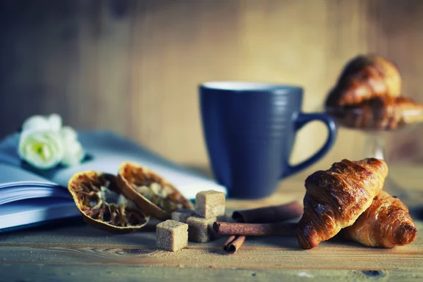 Teetasse Croissant Buch — Stockfoto