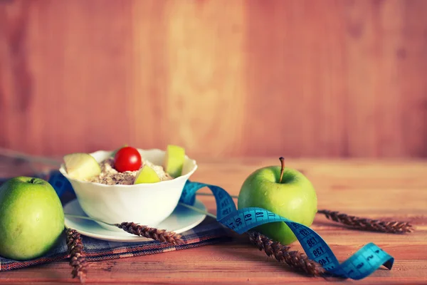 Dieta owoce jabłko centymetr drewniane tła — Zdjęcie stockowe